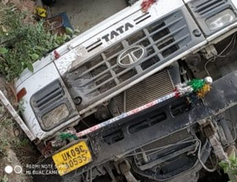 दर्दनाक: गहरी खाई में गिरा ट्रक,रेस्क्यू कार्य जारी 3 Hello Uttarakhand News »