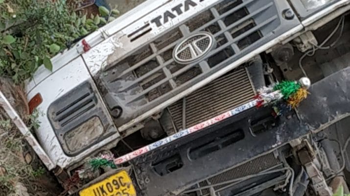 दर्दनाक: गहरी खाई में गिरा ट्रक,रेस्क्यू कार्य जारी 1 Hello Uttarakhand News »