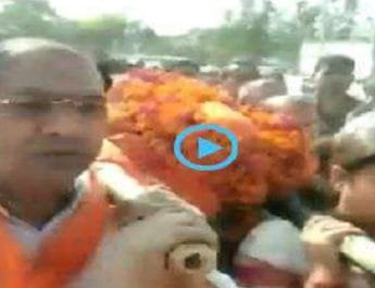 स्मृति ईरानी ने पूर्व प्रधान सुरेंद्र सिंह के शव को दिया कंधा 2 Hello Uttarakhand News »