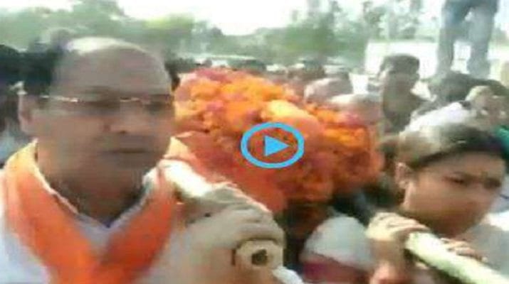 स्मृति ईरानी ने पूर्व प्रधान सुरेंद्र सिंह के शव को दिया कंधा 1 Hello Uttarakhand News »