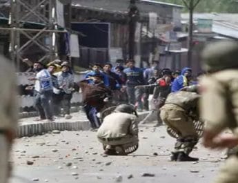 जम्मू-कश्मीर: नाबालिग लड़की से रेप के बाद बवाल, पथराव में 47 सुरक्षा कर्मी घायल 2 Hello Uttarakhand News »