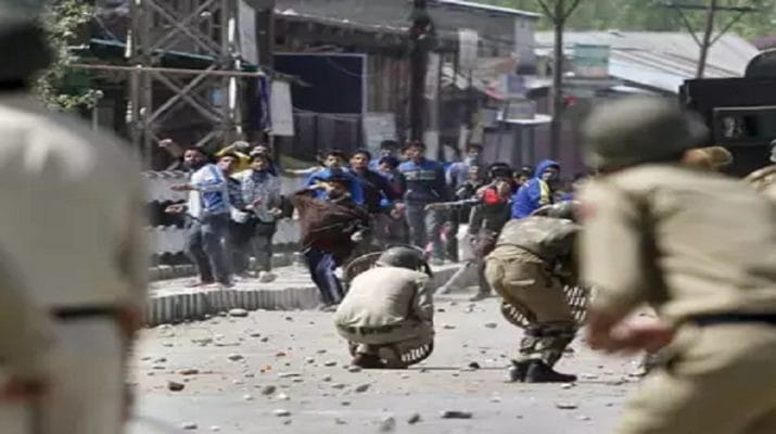 जम्मू-कश्मीर: नाबालिग लड़की से रेप के बाद बवाल, पथराव में 47 सुरक्षा कर्मी घायल 1 Hello Uttarakhand News »