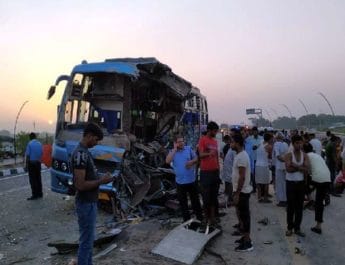 दर्दनाक हादसा,बस और ट्रक की जबरदस्त टक्कर,बच्ची समेत 5 यात्रियों की मौत, 40 जख्मी 3 Hello Uttarakhand News »