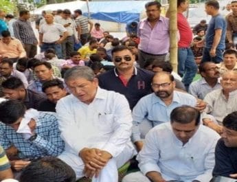 108 पूर्व कर्मचारियों के समर्थन में आए हरीश रावत, बैठे उपवास पर 3 Hello Uttarakhand News »