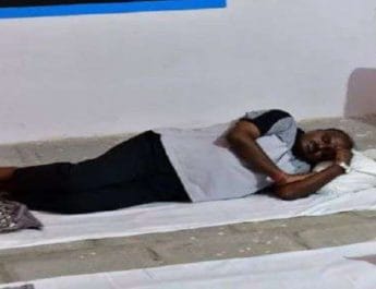 सरकारी स्कूल में फर्श पर ही कपड़ा बिछाकर सो गए मुख्यमंत्री 3 Hello Uttarakhand News »