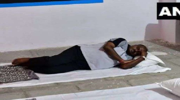 सरकारी स्कूल में फर्श पर ही कपड़ा बिछाकर सो गए मुख्यमंत्री 1 Hello Uttarakhand News »