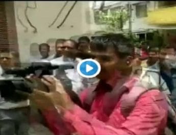 VIDEO: BJP विधायक ने अधिकारी को बैट से पीटा, बोले- हमारे काम का तरीका आवेदन, निवेदन और दनादन 2 Hello Uttarakhand News »