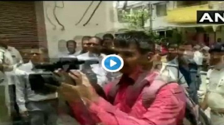 VIDEO: BJP विधायक ने अधिकारी को बैट से पीटा, बोले- हमारे काम का तरीका आवेदन, निवेदन और दनादन 1 Hello Uttarakhand News »