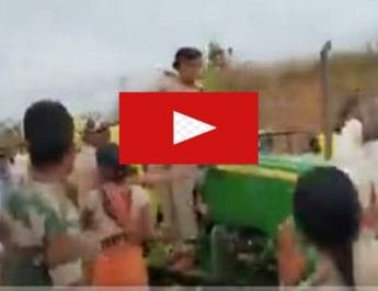 TRS कार्यकर्ताओं की गुंंडागर्दी, महिला वन कर्मी और पुलिस को लाठियोंं से पिटा, देखें वीडियो 4 Hello Uttarakhand News »