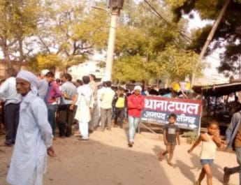 अलीगढ़ मर्डर केस: सड़क पर उतरे आक्रोशित लोग, पुलिस ने किया लाठीचार्ज,पांच गिरफ्तार 7 Hello Uttarakhand News »