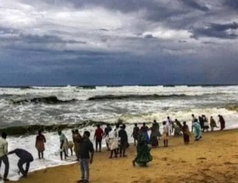 गुजरात की तरफ बढ़ रहा चक्रवाती तूफान वायु, रेड अलर्ट जारी, सेना तैनात 3 Hello Uttarakhand News &raquo;