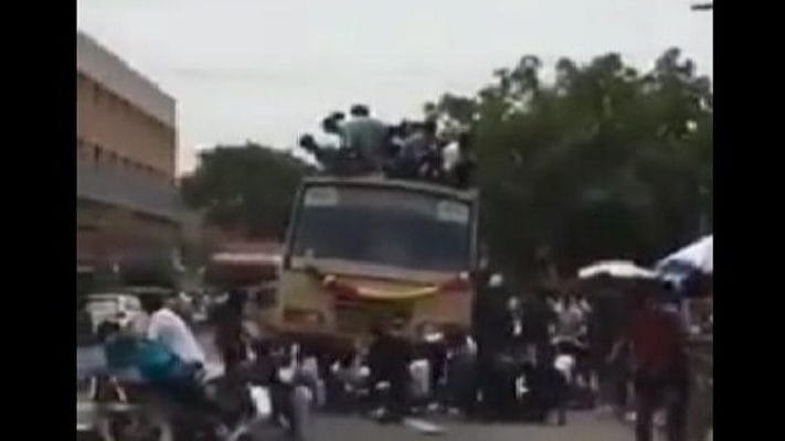 छात्रों से भरी बस हादसे का शिकार, चलती बस से गिरे 20 छात्र घायल 1 छात्रों से भरी बस हादसे का शिकार, चलती बस से गिरे 20 छात्र घायल 1 Hello Uttarakhand News »