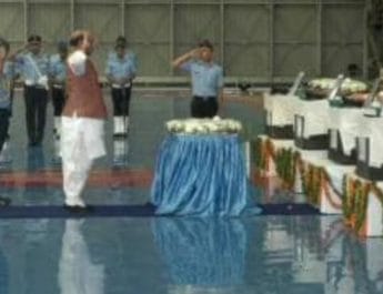 दिल्ली पहुंचे AN-32 क्रैश में शहीद IAF के 13 सैनिकों के शव, रक्षा मंत्री राजनाथ सिंह ने दी श्रद्धांजलि 4 Hello Uttarakhand News »