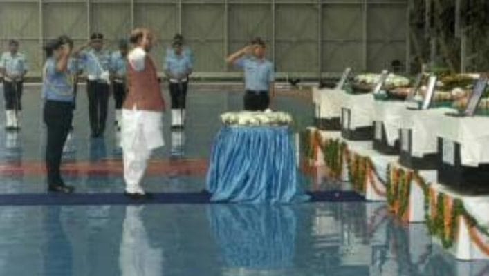 दिल्ली पहुंचे AN-32 क्रैश में शहीद IAF के 13 सैनिकों के शव, रक्षा मंत्री राजनाथ सिंह ने दी श्रद्धांजलि 1 Hello Uttarakhand News »