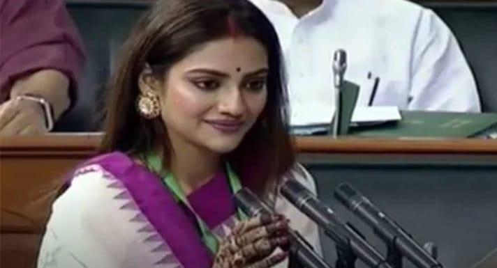 लोकसभा में माथे पर सिंदूर,हाथों में मेहंदी लगाकर शपथ लेने पहुँची नुसरत जहां 1 लोकसभा में माथे पर सिंदूर,हाथों में मेहंदी लगाकर शपथ लेने पहुँची नुसरत जहां 1 Hello Uttarakhand News »