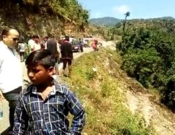 दर्दनाक: विवाह समारोह में उत्तरकाशी आए परिवार की खाई में गिरी कार, दो मासूम बच्चों सहित 4 की मौत,4 घायल 8 Hello Uttarakhand News »