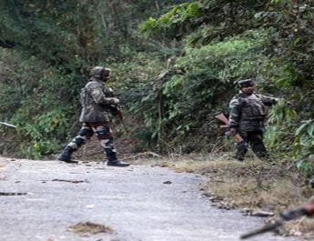 पुलवामा में CRPF बंकर पर आतंकी हमला, फेंका गया पेट्रोल बम 4 Hello Uttarakhand News »