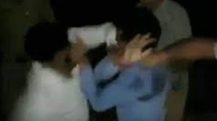 जीआरपी के जवानों ने पत्रकार को बुरी तरह पीटा जमकर की अमानवीयता,एसएचओ और एक कॉन्स्टेबल निलंबित 1 जीआरपी के जवानों ने पत्रकार को बुरी तरह पीटा जमकर की अमानवीयता,एसएचओ और एक कॉन्स्टेबल निलंबित 1 Hello Uttarakhand News »