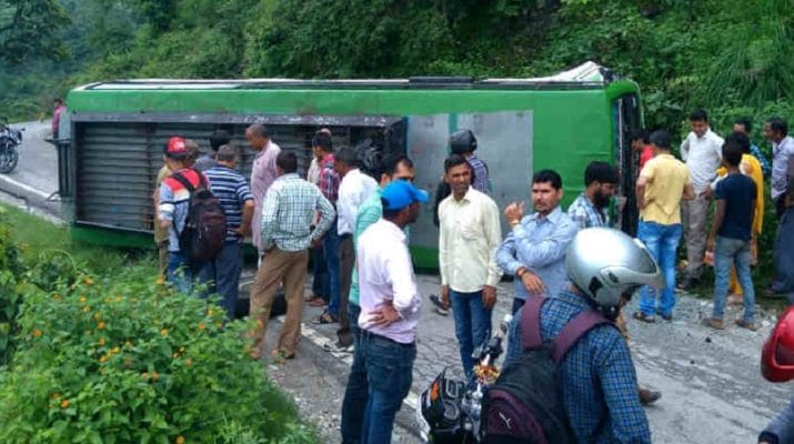 उत्तराखंड: सड़क पर पलटी बस, 20 लोग थे सवार, टला बड़ा हादसा 1 Hello Uttarakhand News »