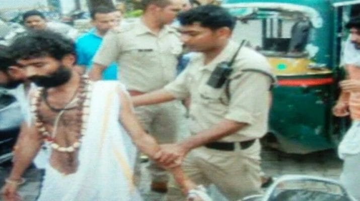 उत्तराखंड: युवकों ने संतों पर चाकू से किए ताबड़तोड़ वार, मचा हड़कंप 1 Hello Uttarakhand News »