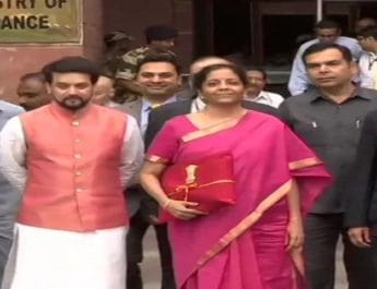 मोदी सरकार ने बदली एक और परंपरा, ब्रीफकेस नहीं लाल कपड़े में दिखा बजट 2 Hello Uttarakhand News »