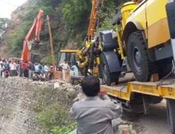 सड़क पर ट्रक पलटने से घंटों बाधित रहा बद्रीनाथ हाईवे, कड़ी मशक्कत के बाद सुचारू 3 Hello Uttarakhand News »