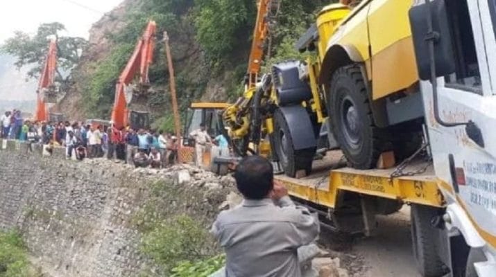 सड़क पर ट्रक पलटने से घंटों बाधित रहा बद्रीनाथ हाईवे, कड़ी मशक्कत के बाद सुचारू 1 Hello Uttarakhand News »