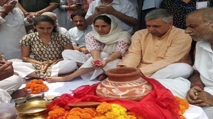 दिवंगत नेत्री शीला दीक्षित की अस्थियां हरिद्वार में की गई विसर्जित 1 दिवंगत नेत्री शीला दीक्षित की अस्थियां हरिद्वार में की गई विसर्जित 1 Hello Uttarakhand News »