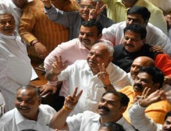 कर्नाटक: कांग्रेस-जेडीएस सरकार गिरी, बीजेपी की सरकार लगभग तय, चौथी बार सीएम बनेंगे येद्दयुरप्‍पा 3 Hello Uttarakhand News »