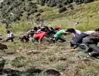 जम्‍मू-कश्‍मीर: किश्तवाड़ में बस खाई में गिरी, 33 लोगों की मौत, 22 अन्‍य लोग घायल 4 Hello Uttarakhand News »