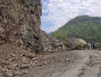 आलवेदर रोड बनी नासूर, ऋषिकेश-बद्रीनाथ राजमार्ग भारी भूस्खलन से बन्द 3 Hello Uttarakhand News »