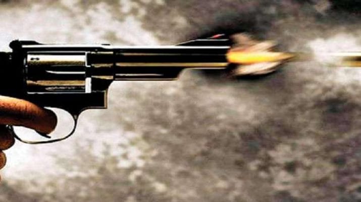 बदमाश बैखौफ, सरेआम बीच सड़क पर कार सवार महिला पर ताबड़तोड़ फायरिंग 1 Hello Uttarakhand News »