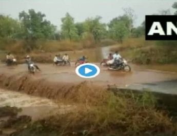 VIDEO: बाइक समेत बाढ़ में बह गया युवक, मौत से बचकर जिंदा आया वापस 2 Hello Uttarakhand News »