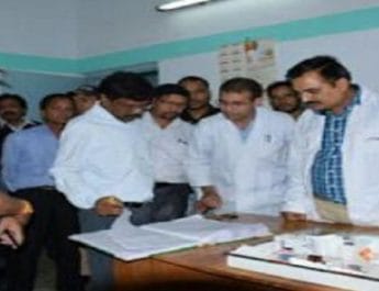 डीएम षणमुगम अचानक पहुँचे थत्यूड़, अनियमितता देख बिफरे, फटकार के साथ दिए सख्त कार्यवाही के आदेश 4 Hello Uttarakhand News »