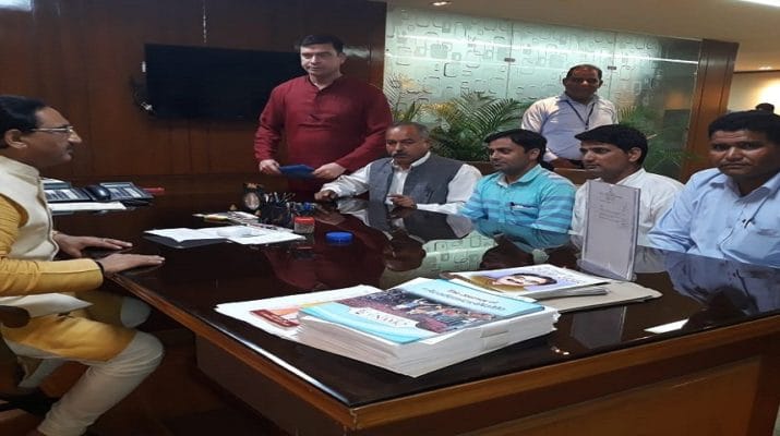 उत्तराखंड: केन्द्रीय मन्त्री के समक्ष रखी मदरसा शिक्षकों के बकाया वेतन की मांग 1 Hello Uttarakhand News »