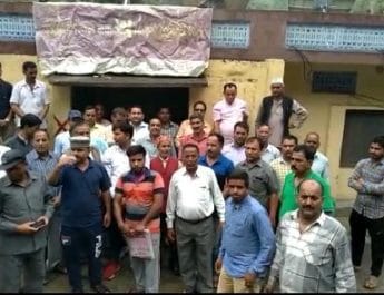 PNB बैंक शाखा को स्थानांतरित करने पर लोगों ने किया विरोध प्रदर्शन 3 Hello Uttarakhand News »