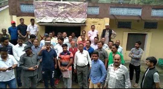 PNB बैंक शाखा को स्थानांतरित करने पर लोगों ने किया विरोध प्रदर्शन 1 Hello Uttarakhand News »
