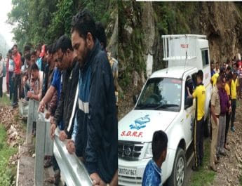 दुखद घटना : सड़क हादसे ने ली पांच लोगों की जान,गहरी खाई में गिरी कार 5 Hello Uttarakhand News »