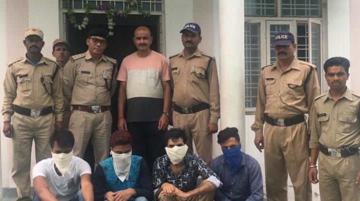 अन्तरराज्यीय साइबर गैंग का भंडाफोड़, हैली टिकट और ट्रैवल्स के नाम पर ऐसे करते थे ठगी 1 अन्तरराज्यीय साइबर गैंग का भंडाफोड़, हैली टिकट और ट्रैवल्स के नाम पर ऐसे करते थे ठगी 1 Hello Uttarakhand News »