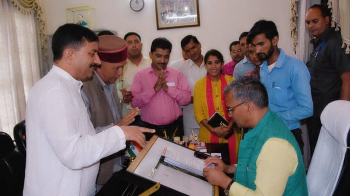 राजकीय महाविद्यालय नैनबाग के छात्रों की जल्द पूरी होगी मांगे: CM त्रिवेंद्र 1 Hello Uttarakhand News »