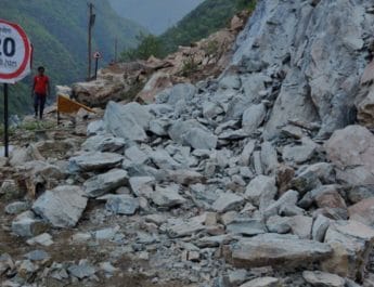 आल वेदर रोड पर लगे जाम को खुलवाने में महिला एसडीएम घायल 4 Hello Uttarakhand News »