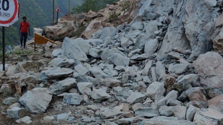 आल वेदर रोड पर लगे जाम को खुलवाने में महिला एसडीएम घायल 1 Hello Uttarakhand News »