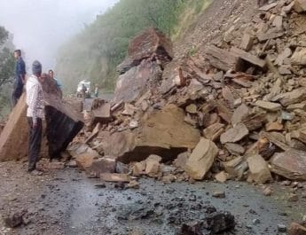 कालाढूंगी में भारी बारिश से सड़को पर गिरा मलवा, यातायात पूरी तरह बाधित 4 Hello Uttarakhand News »