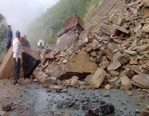 कालाढूंगी में भारी बारिश से सड़को पर गिरा मलवा, यातायात पूरी तरह बाधित 1 Hello Uttarakhand News »