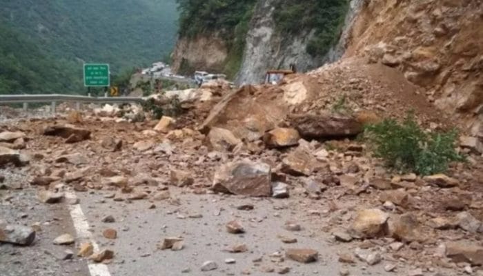 केदारनाथ में भूस्खलन,एक की मौत 10 घायल ,2 की हालत गंभीर 1 Hello Uttarakhand News »