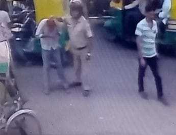 सरेआम चौराहे पर दरोगा की गुंडई, ऑटो चालक को बेरहमी से पीट-पीट कर पकड़वाए पैर 4 Hello Uttarakhand News »