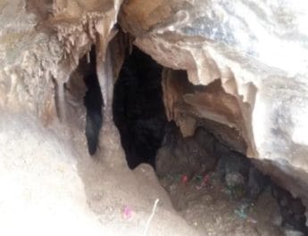 उत्तराखंड: सड़क खुदाई के बीच निकली रहस्मयी गुफा,देखने वालों की उमड़ी भीड़,मचा हड़कंप 4 Hello Uttarakhand News »