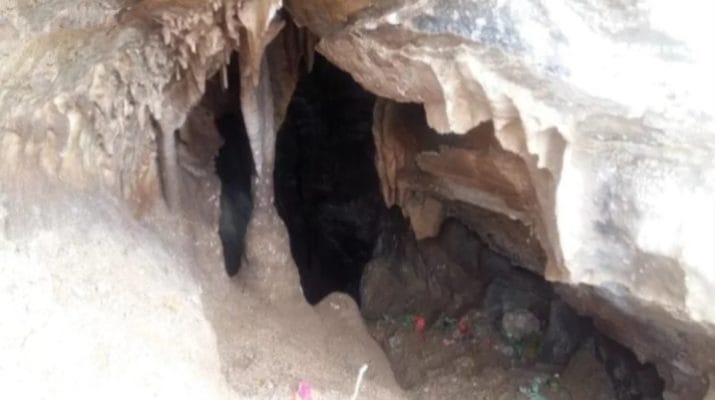 उत्तराखंड: सड़क खुदाई के बीच निकली रहस्मयी गुफा,देखने वालों की उमड़ी भीड़,मचा हड़कंप 1 Hello Uttarakhand News »