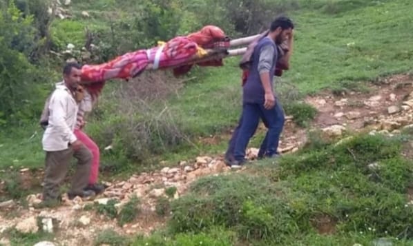 उत्तराखंड: सड़क न होने से घण्टों मौत और जिंदगी की लड़ाई लड़ती रही जच्चा, बांस के डंडो में बांधकर पहुँचाया 131 km दूर अस्पताल 1 उत्तराखंड: सड़क न होने से घण्टों मौत और जिंदगी की लड़ाई लड़ती रही जच्चा, बांस के डंडो में बांधकर पहुँचाया 131 km दूर अस्पताल 1 Hello Uttarakhand News »