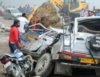 दर्दनाक हादसा: कावड़ियों से भरे वाहन पर पहाड़ से गिरा मलबा, दो की मौत,कई लोगों के दबे होने की आशंका 2 Hello Uttarakhand News »